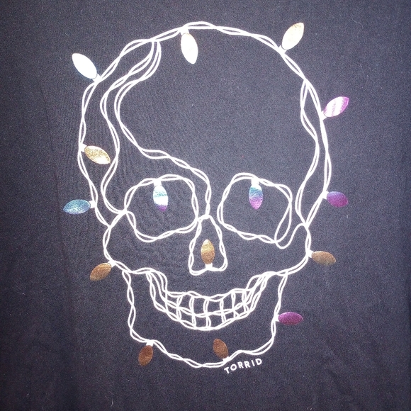 Torrid Black Skull With Christmas Lights T-Shirt Size 2X EUC P2P 22 In - Picture 3 of 6